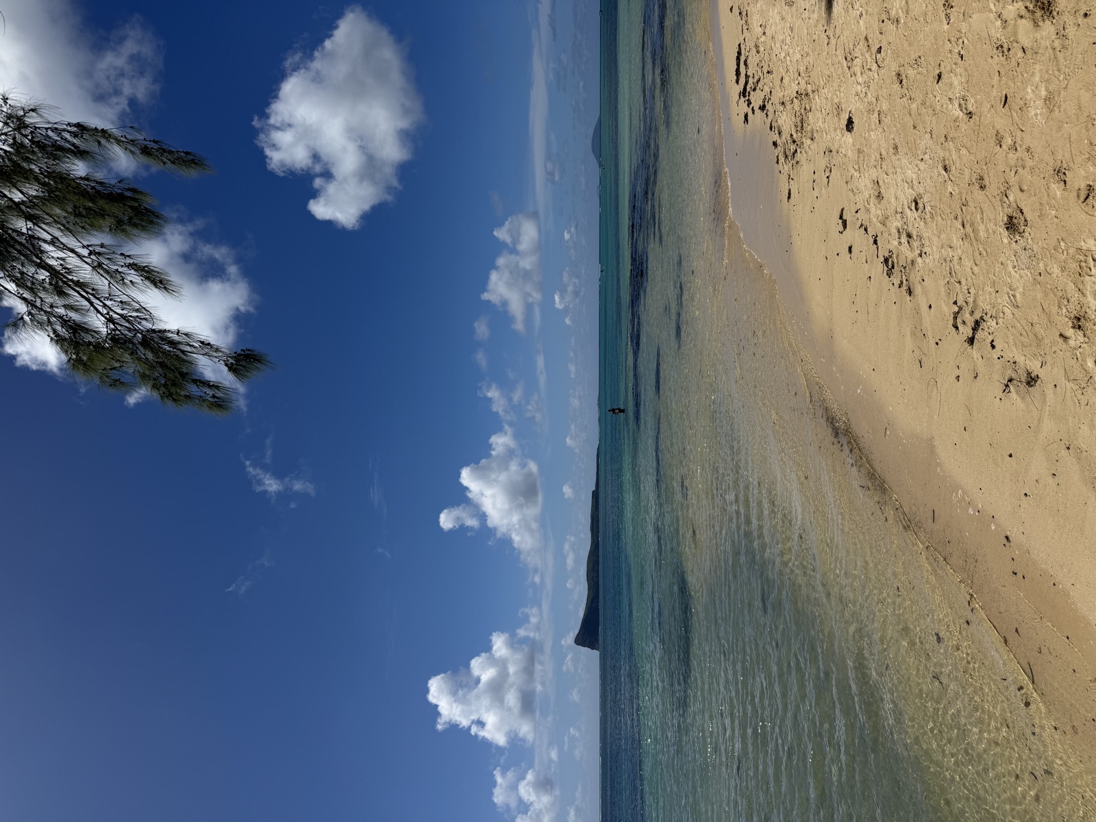 Vue sur Coin de Mire depuis la plage de Bain Bœuf