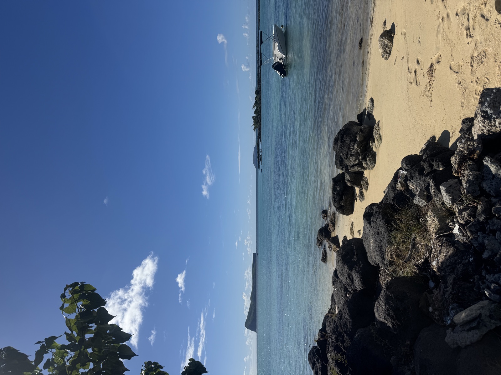 Plage de rochers à Cap Malheureux avec vue sur les îlots du Nord de l'île Maurice