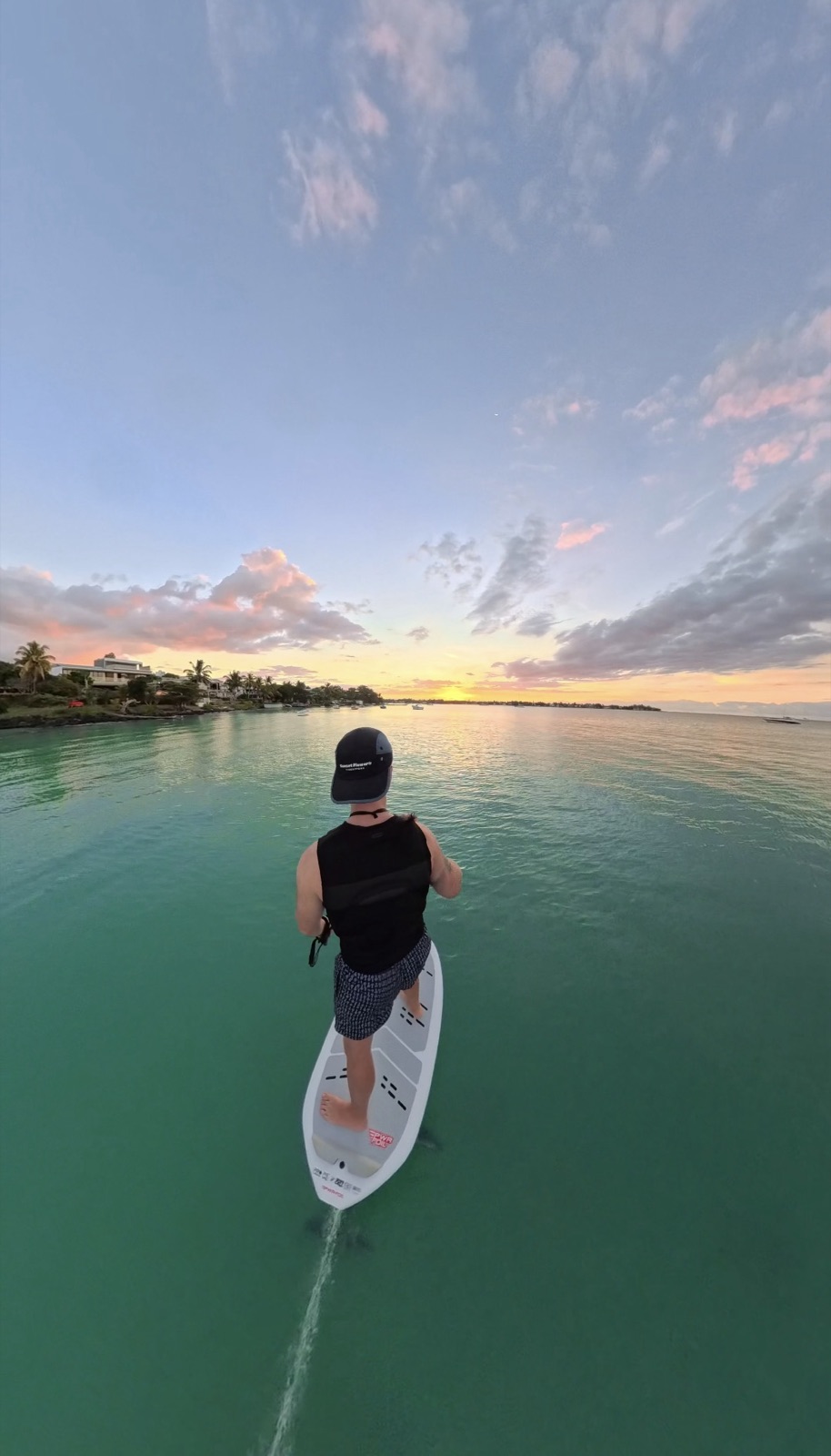 Rider en eFoil au coucher du soleil dans la baie de Grand Baie, Nord de l'île Maurice