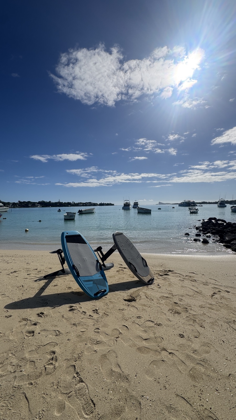 Planches eFoil sur la plage de Grand Baie, spot d'eFoil dans le Nord de l'île Maurice