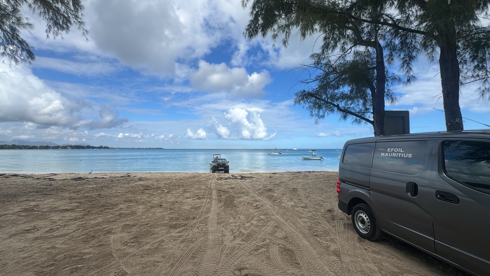 Le van Efoil Mauritius et mise à l'eau du bateau sur la plage de Mont Choisy