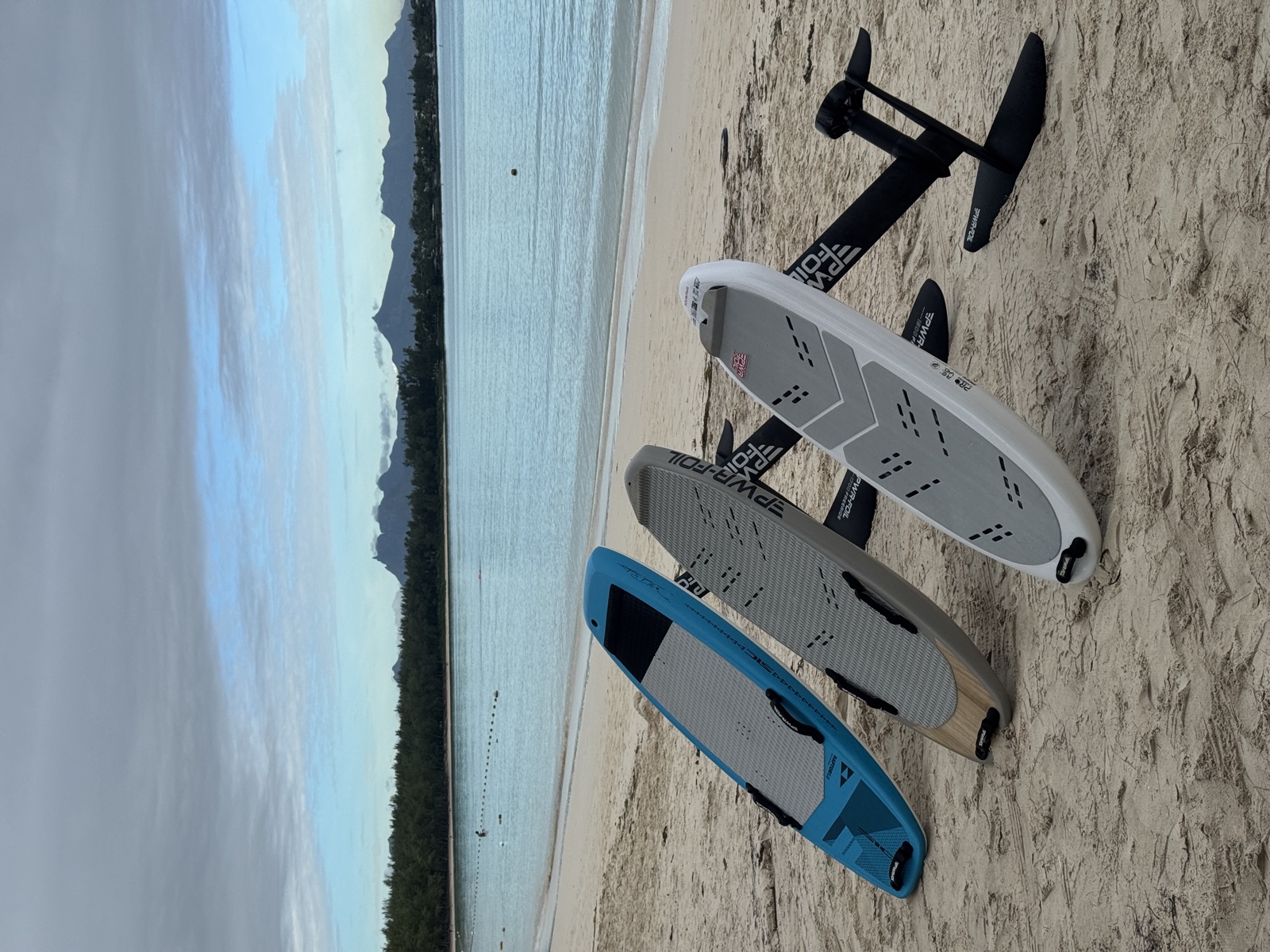 Planches eFoil sur la plage de Mont Choisy, vue sur les montagnes du Nord de l'île Maurice