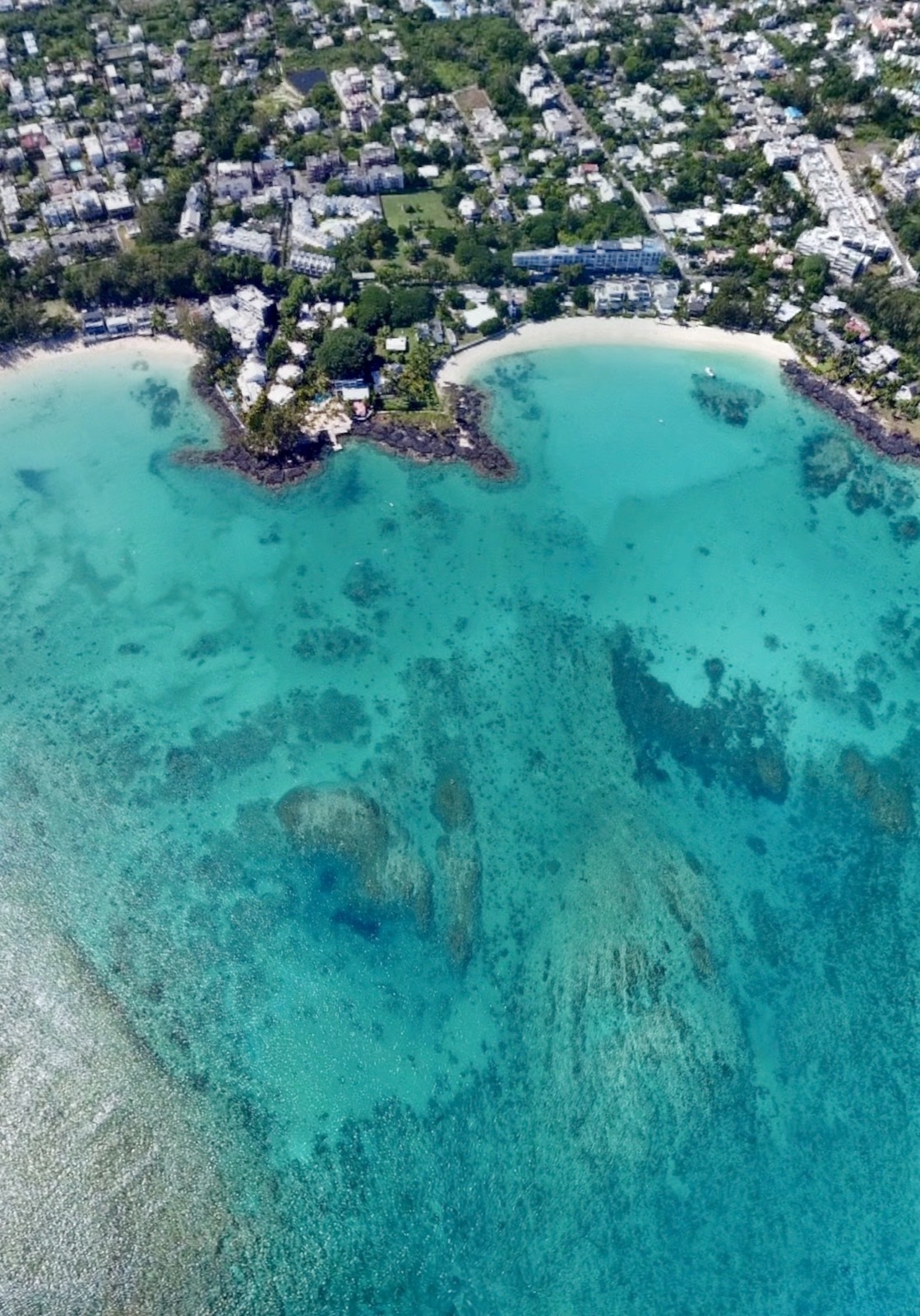 Vue aérienne de la baie de Pereybère et de ses récifs, dans le Nord de l'île Maurice