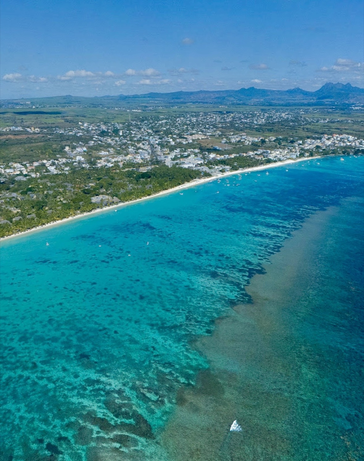 Vue aérienne de la plage et du lagon de Trou aux Biches, dans le Nord de l'île Maurice
